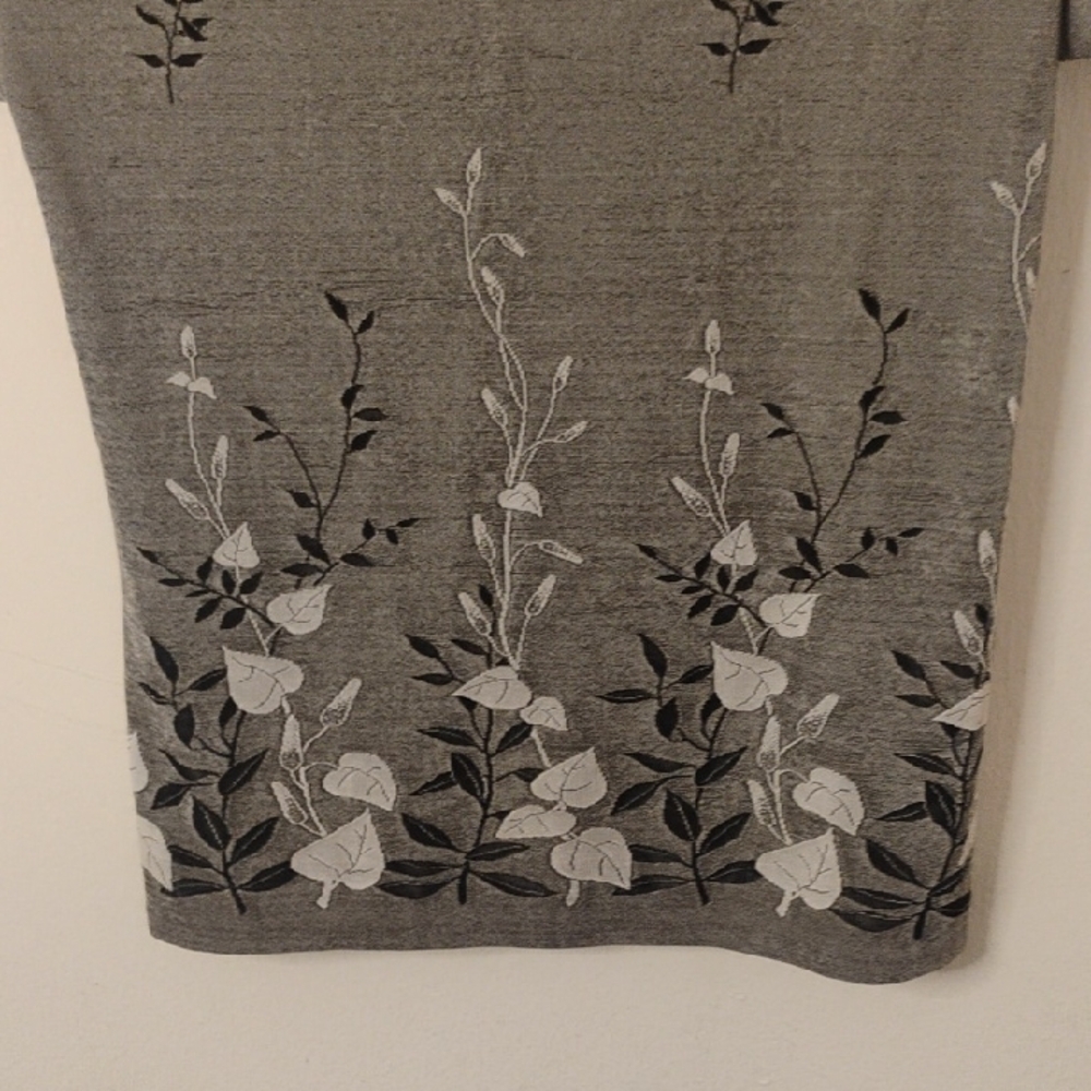 NICOLA Gray Short-Sleeve Floral  Top - Picture 5 of 6